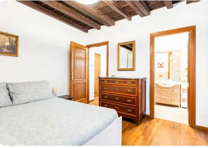 Piazza Farnese House